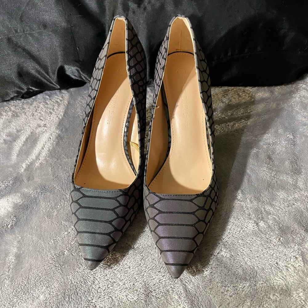 Wild Diva black, reflective snake skin pumps. Size 10 - Picture 2 of 6